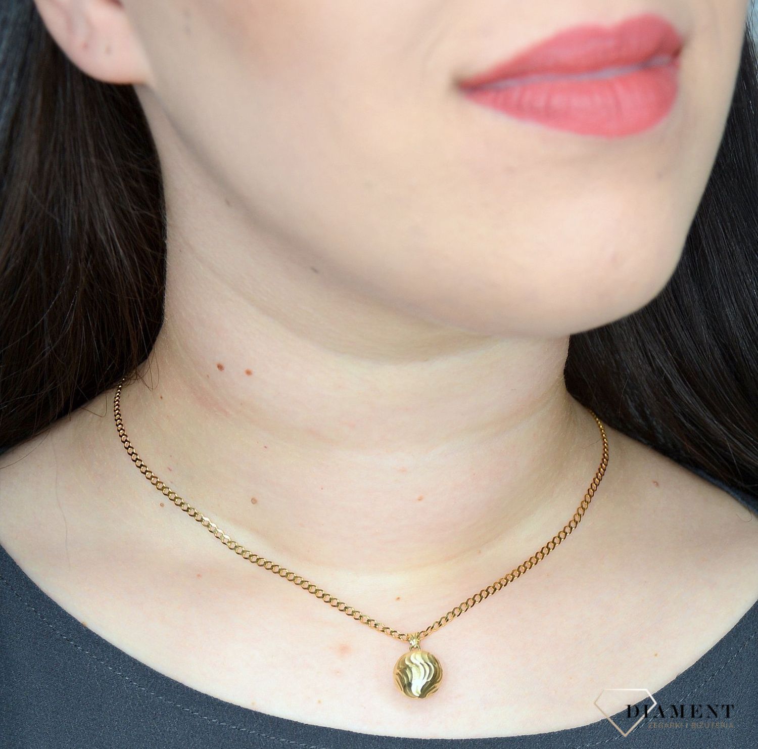 Złota zawieszka 333 grawerowana kulka ZA 1800.jpg